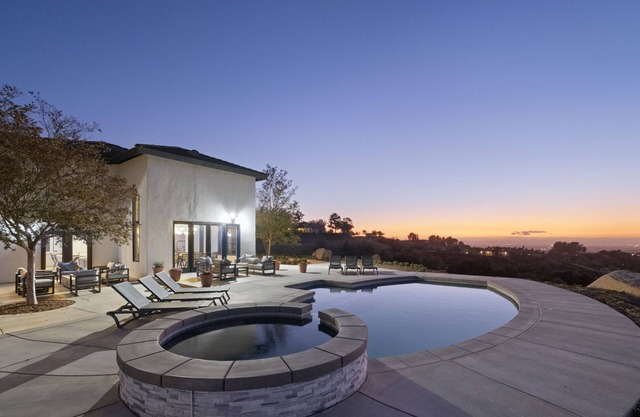🌟Chateau Evie James - High End Luxury Home w/ Pool, Hot Tub, Game Room! WEEKDAY SPECIALS🌟