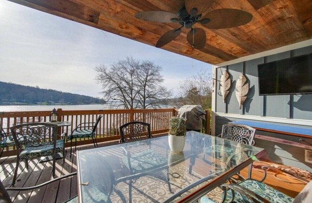 Chateau Merlot Lakefront Retreat-Min to WWC, CLT