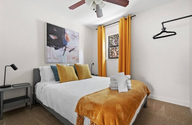 Chavez Mini: Spacious 2BR House near Downtown