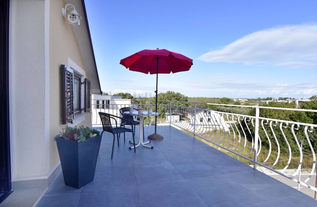 Apartamento barato en Bašanija, con terraza, wifi, parking gratuito