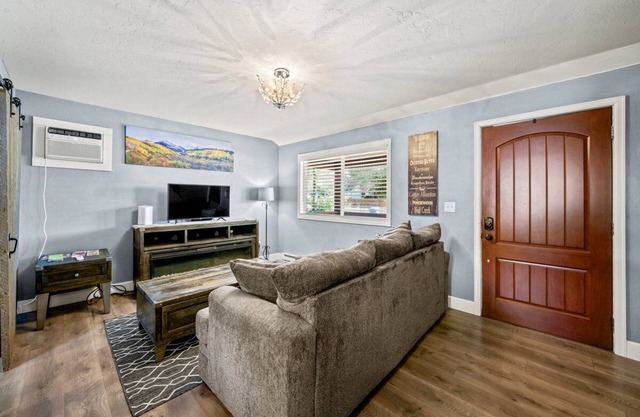 Cheerful 2 bedroom cabin close to the hospital