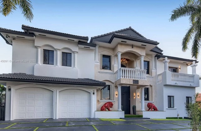 Cheerful 4-bedroom villa with pool!