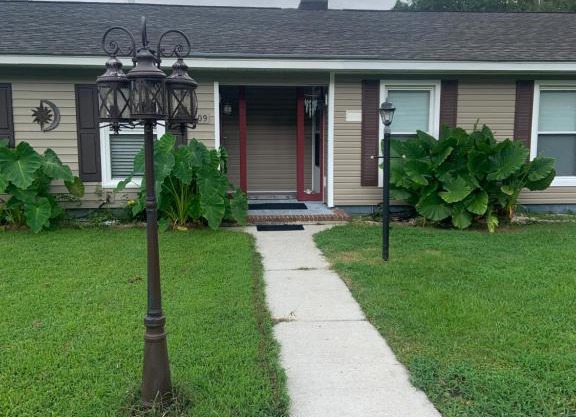 Cheerful two bedroom house 1.5 miles from beach.