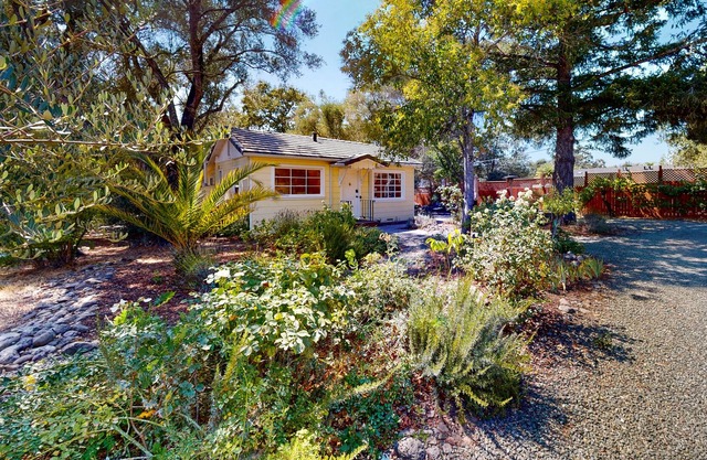 Cheery Glen Ellen gem with a large private yard & BBQ - walk to downtown