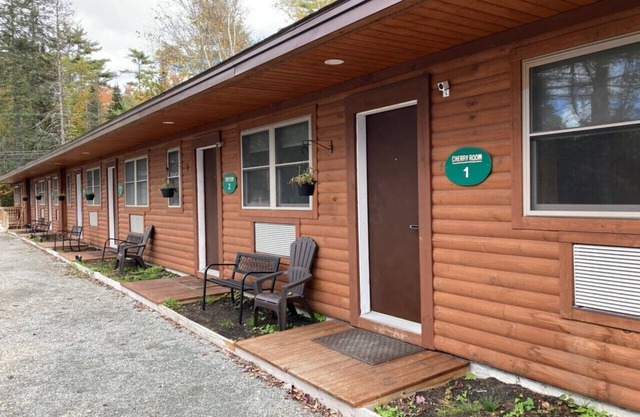 Cherry Lodge: King Room with Mountain Views
