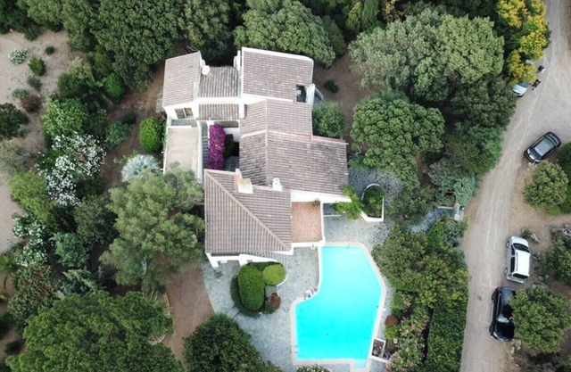 Chez Mister J, spacious villa with swimming pool, in the heart of the Cala Rossa estate.