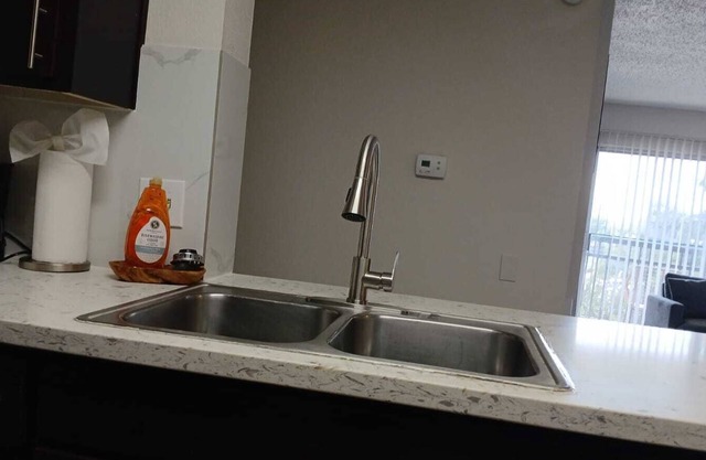 Chic 1-bedroom apartment with WiFi, fitness room in vibrant Houston