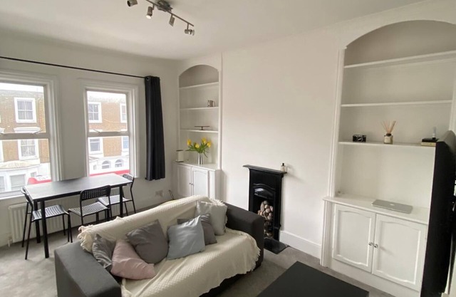 Chic 1 bedroom apartment in brilliant Fulham with AC