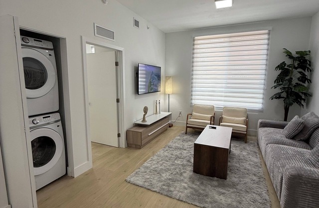Chic 2-bedroom apartment in vibrant Miami near Brickell