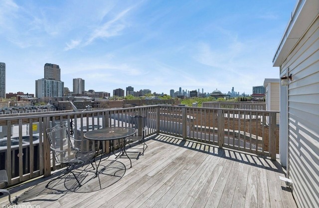 Chic 2-bedroom condo with AC, fitness room in cool Chicago