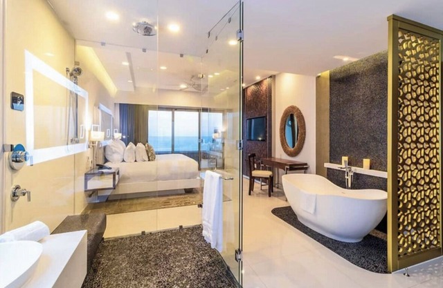 Chic 3-bedroom resort with AC, fitness room in vibrant Cancún