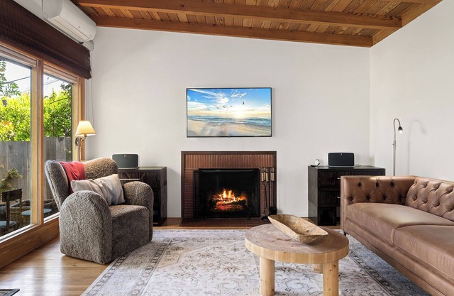 Chic and Cozy Santa Monica 2BR/1BA w W/D and Lush Garden