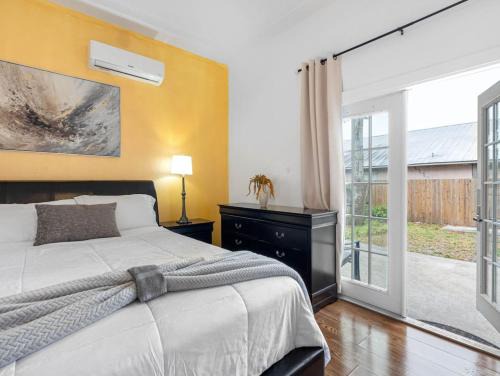 Chic & Cozy Spot Prime Location Near It All