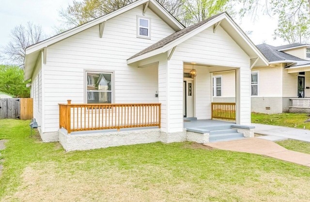 Chic Crosstown Bungalow with large fenced backyard, Family & Pets friendly