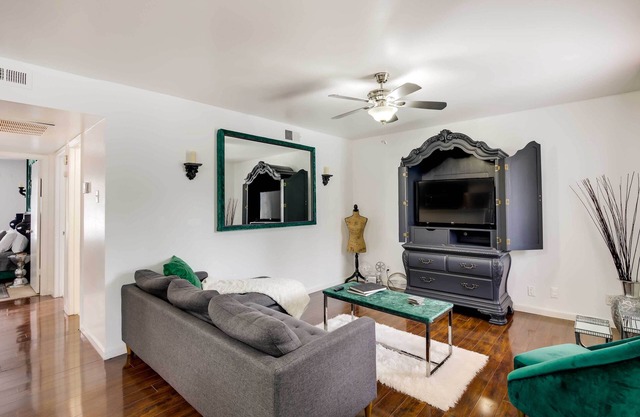Chic Dallas Condo w/ Pool, Walk to Knox Street!