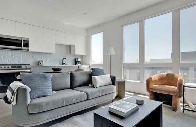 Chic Emeryville Studio w/ Pool, Gym & W/D, walk to Safeway, by Blueground