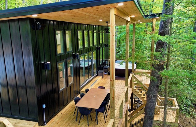 Chic 2-bed modern cabin in a magical forest - Hot Tub, Swinging Bed, AC, & WiFi
