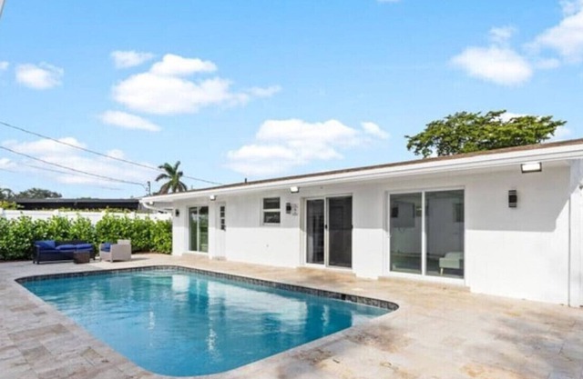 🏖️ Chic Retreat: 3+1BR Getaway with Guest House 🌊