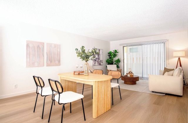 Chic Santa Monica Stay, Walk to Montana, Pool & BBQ