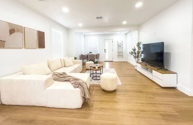This house is a 2 bedroom(s), 1 bathrooms, located in Tampa, FL.