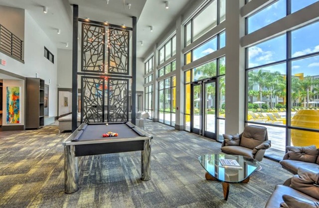 Chic Spacious XL 1bd, Near Pool*Gym*Beach*Eats