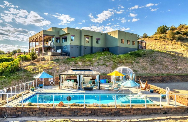 ¡NUEVO LISTADO! Sedona Wine Country Luxury Home con jacuzzi y vistas increíbles.