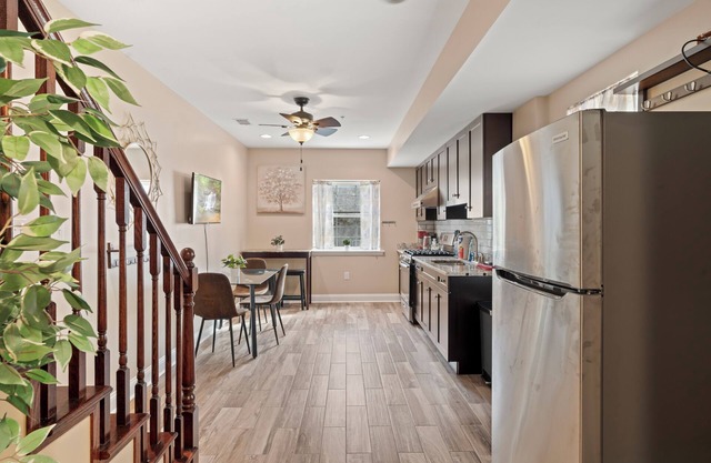Chinatown Bi-Level 2BR Apartment + Basketball Court
