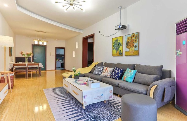 Chongqing Yuzhong·HongYaDong· Locals Apartment 00171430