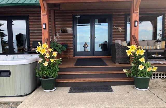 sleeps14 Beachfront Log Home, hot tub, watercraft clam/oyster many hiking trails