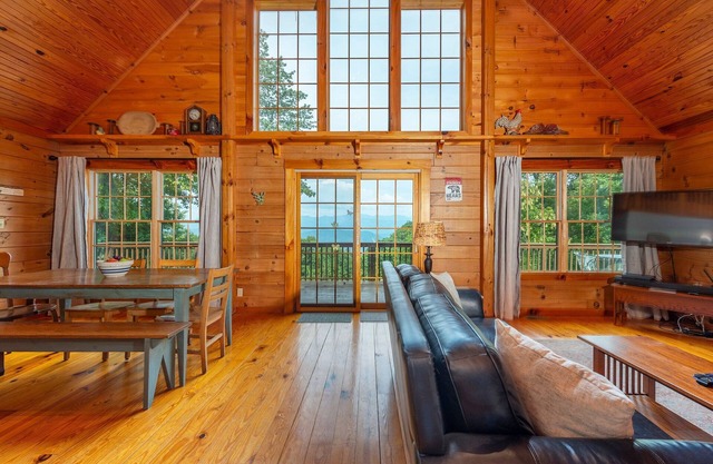 Cabaña de madera aislada con una vista!