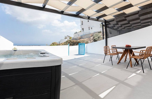 Christos Suite With Outdoor Hot Tub And Sea View