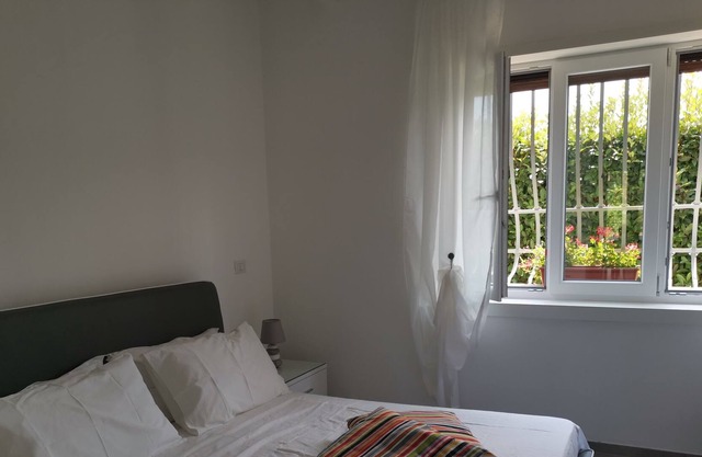 Cilento, 5 camas cerca del mar en una villa con jardín.