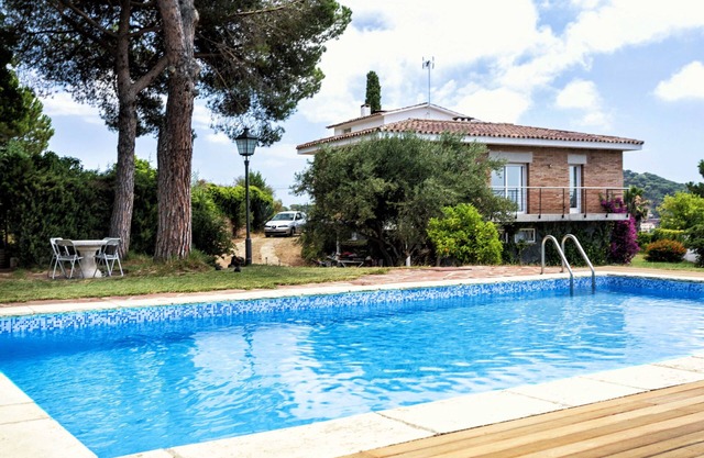 CINTO - A 25 minutos Barcelona. 10 minutos de la playa. Piscina privada, frontón, barbacoa, jardín
