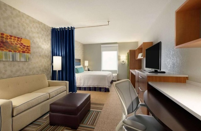 City Haven: 2 Family-friendly Units w/ FREE Breakfast and Parking! Onsite Pool!