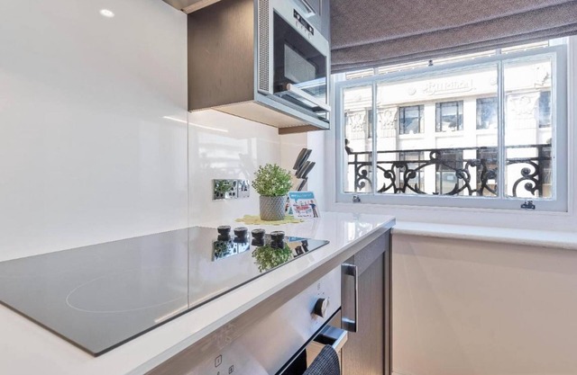 City Heights One Bedroom Modern apt 100 Metres From Seafront