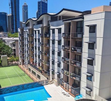 City & lakeside with free parking, pool and 10 mins walk into the City
