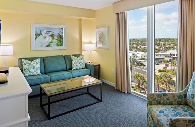 City-View 1BR Condo – Full Kitchen, Resort Pool Access & Ideal Central Location