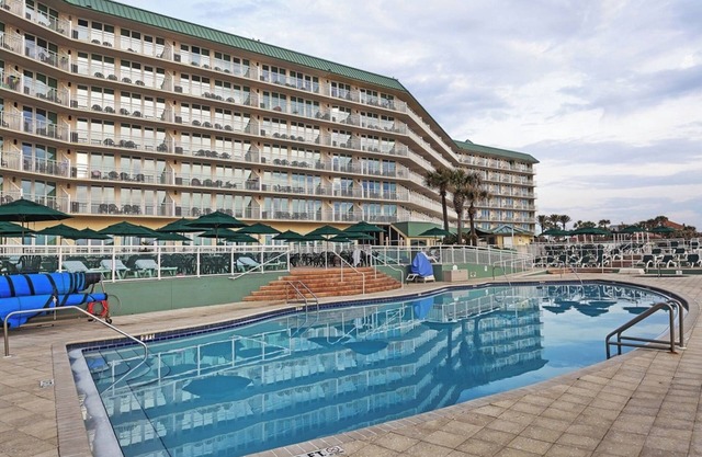 City-View 2BR Condo – Full Kitchen, Resort Pool Access & Great Value Stay