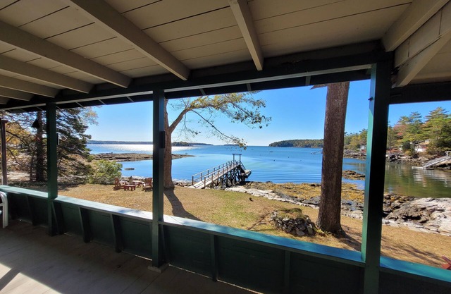 Cabaña clásica frente al mar de Maine con muelle de aguas profundas