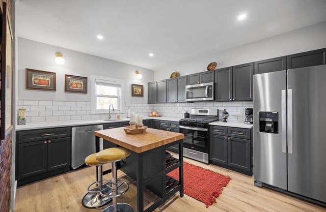 Classic Pittsburgh 4 Square - Easy Access to Town and Airport!