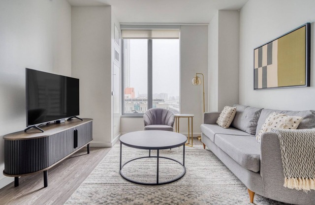 Classic Rincon Hill 1BR w/ W/D, Gym & Pool, near Tech HQs, by Blueground