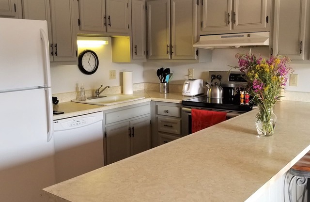 Condominio limpio, cómodo y tranquilo cerca de todo en el condado de Summit. Piscina y jacuzzi!