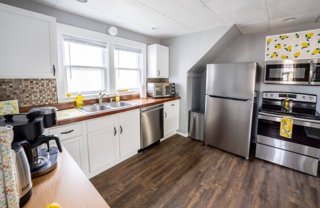 Clean & CUTE home on the edge of downtown Sioux falls!
