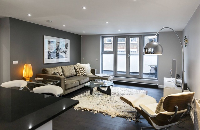 CLEAN FULLY LOADED PENTHOUSE - 2beds/ 2baths/ 2decks