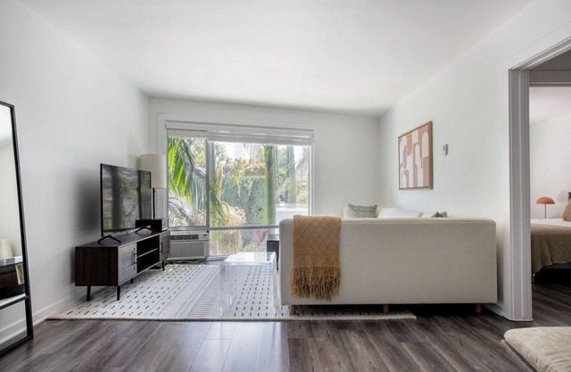 Clean Mid-Wilshire 1BR w/ Pool, near Restaurants & Shops, by Blueground