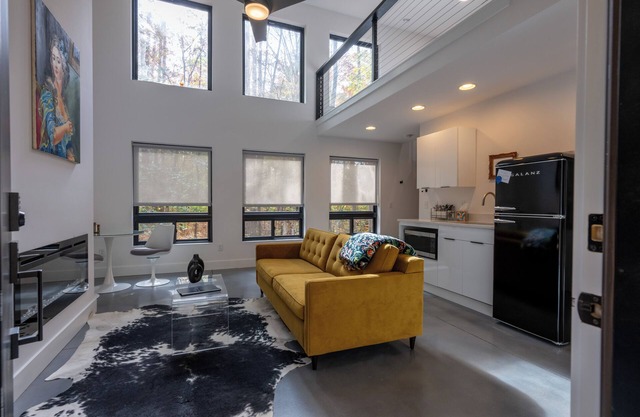 **Cleaning Fee Included** Mini modern cabin nestled in the peaceful hills between Jackson and Putnam County, minutes away from CUMMINS FALLS STATE PARK. Designed for comfort and style, this vacation rental seamlessly blends modern charm with wooded s