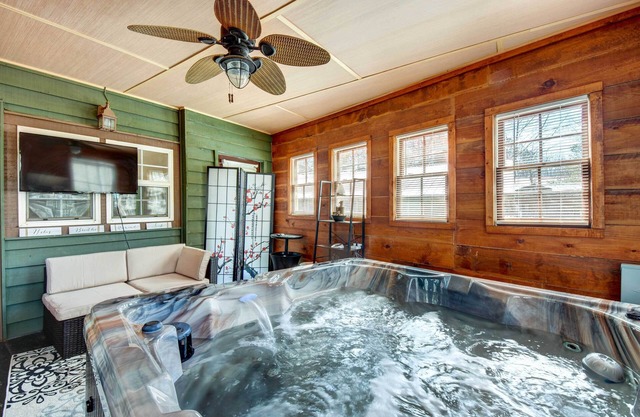 Cleveland Cabin w/ Private Hot Tub ~ 7 Mi to Helen
