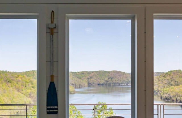 Cliffhanger Retreat , Best View on Center Hill Lake ,covered hot tub , fireplace