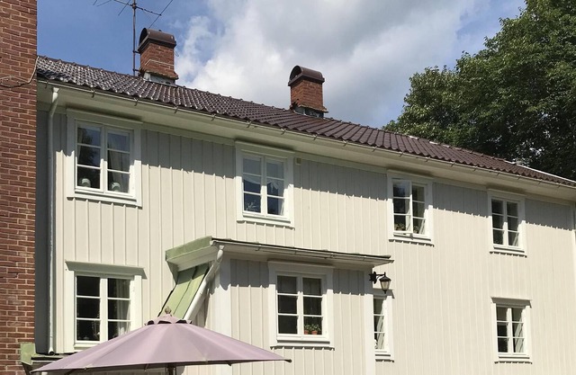 Patio de caza en medio de Småland con la naturaleza a la vuelta de la esquina.