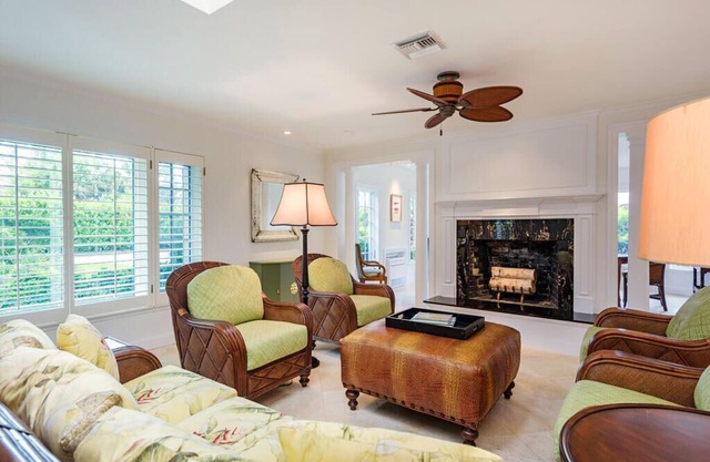 Close to Naples Beach and downtown 5 bedroom/ 5 bath pool home with pool cabana